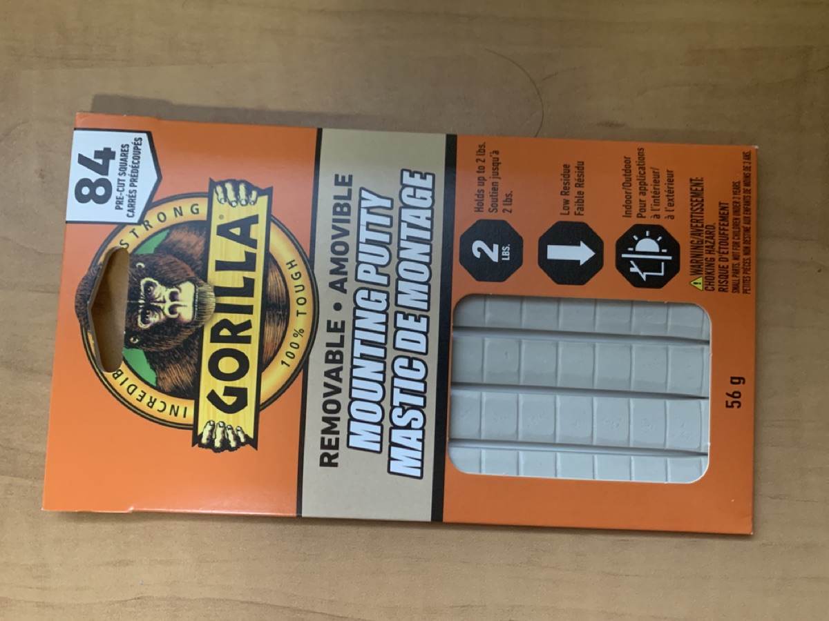 Pack of reusable mounting putty